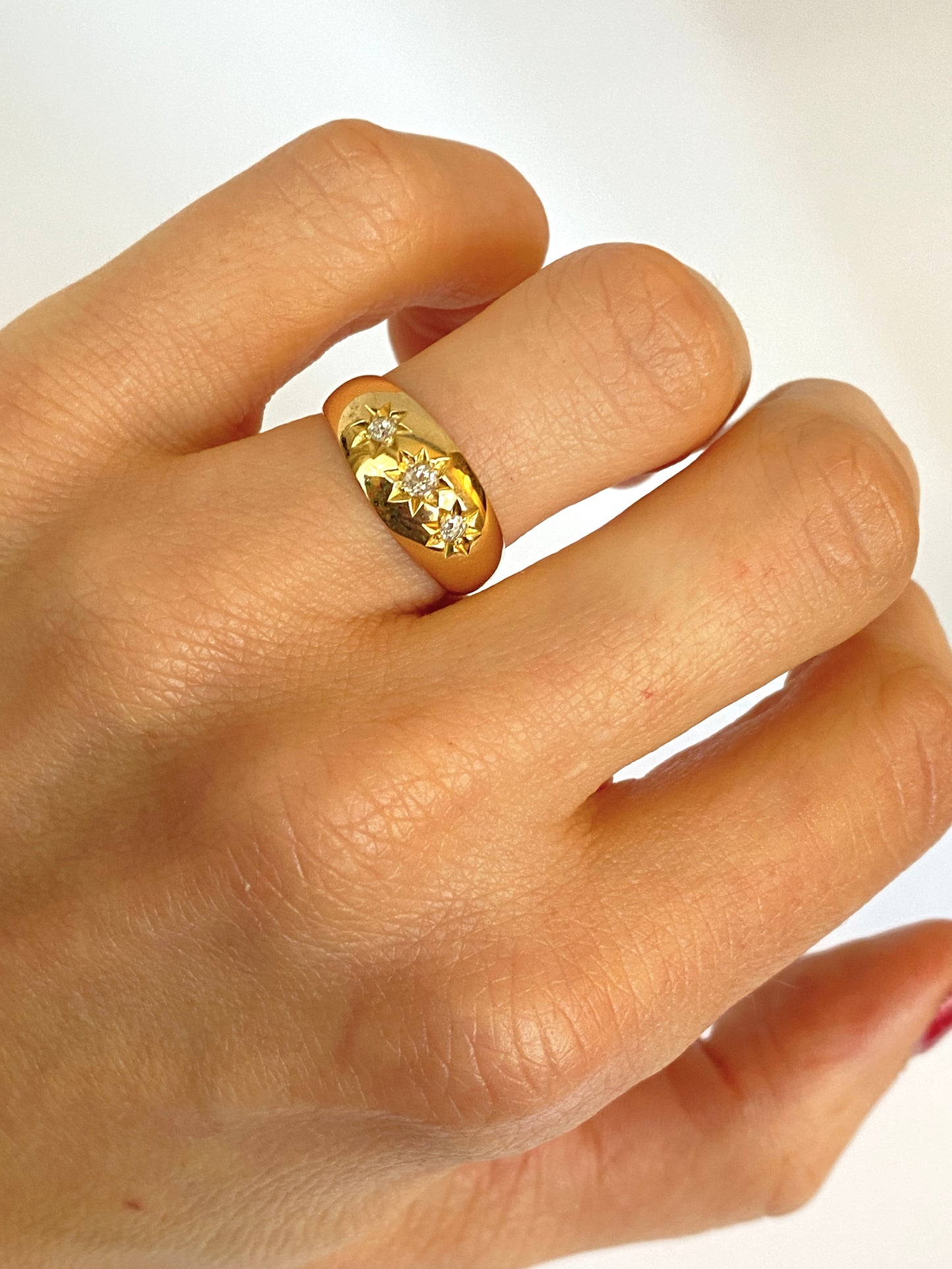 Antique, 18ct Gold, 3 stone, Old Cut Diamond Starburst Ring, Hallmarked 18ct Gold.  (4.16g)