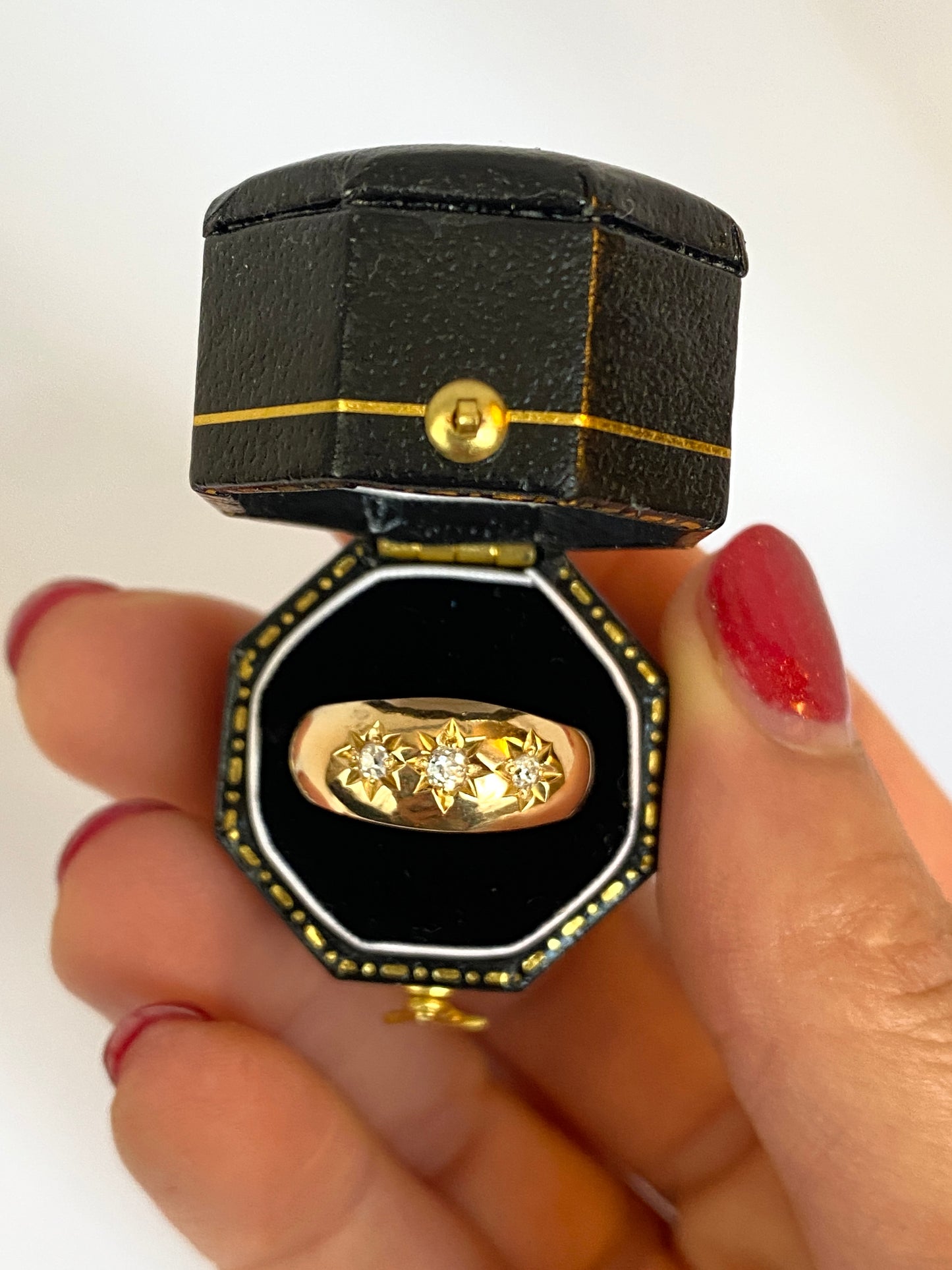 Antique, 18ct Gold, 3 stone, Old Cut Diamond Starburst Ring, Hallmarked 18ct Gold.  (4.16g)