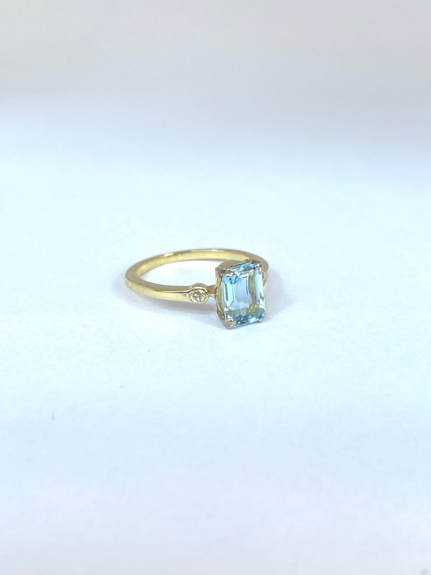 Art Deco (1930s) 18ct Gold Aquamarine and Diamond Ring