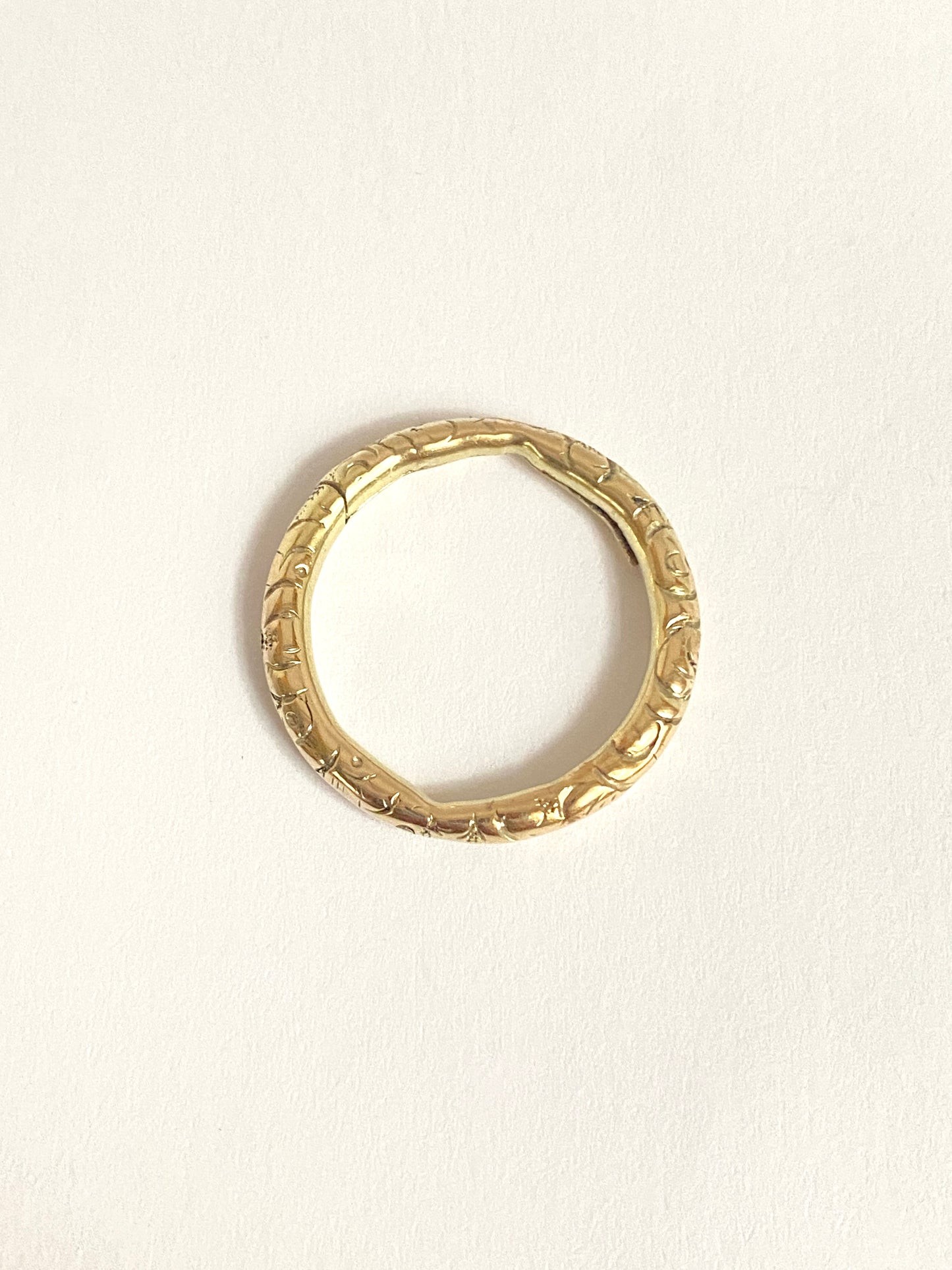 15ct Gold, Victorian Engraved Split Ring, 3.67g