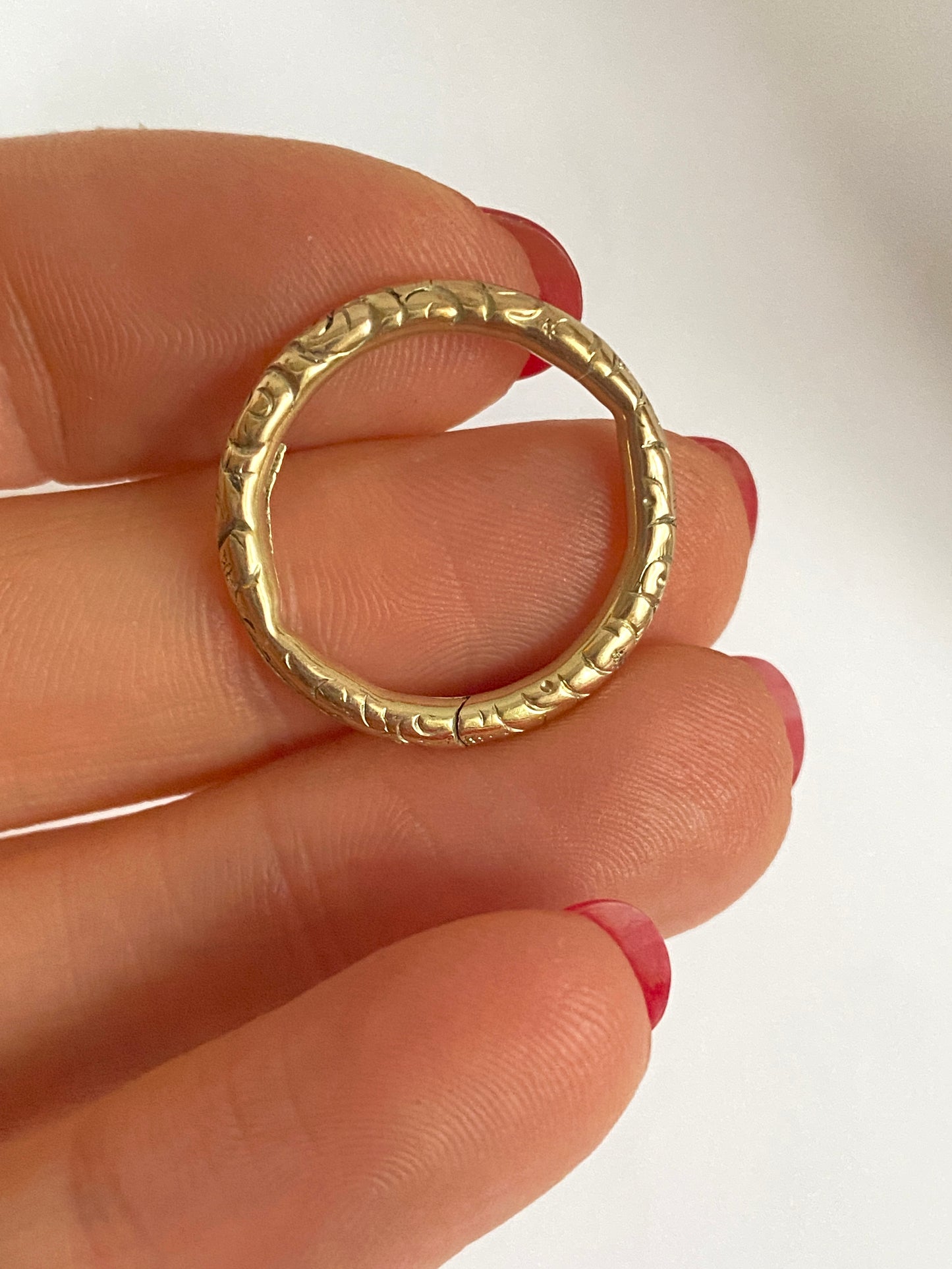 15ct Gold, Victorian Engraved Split Ring, 3.67g
