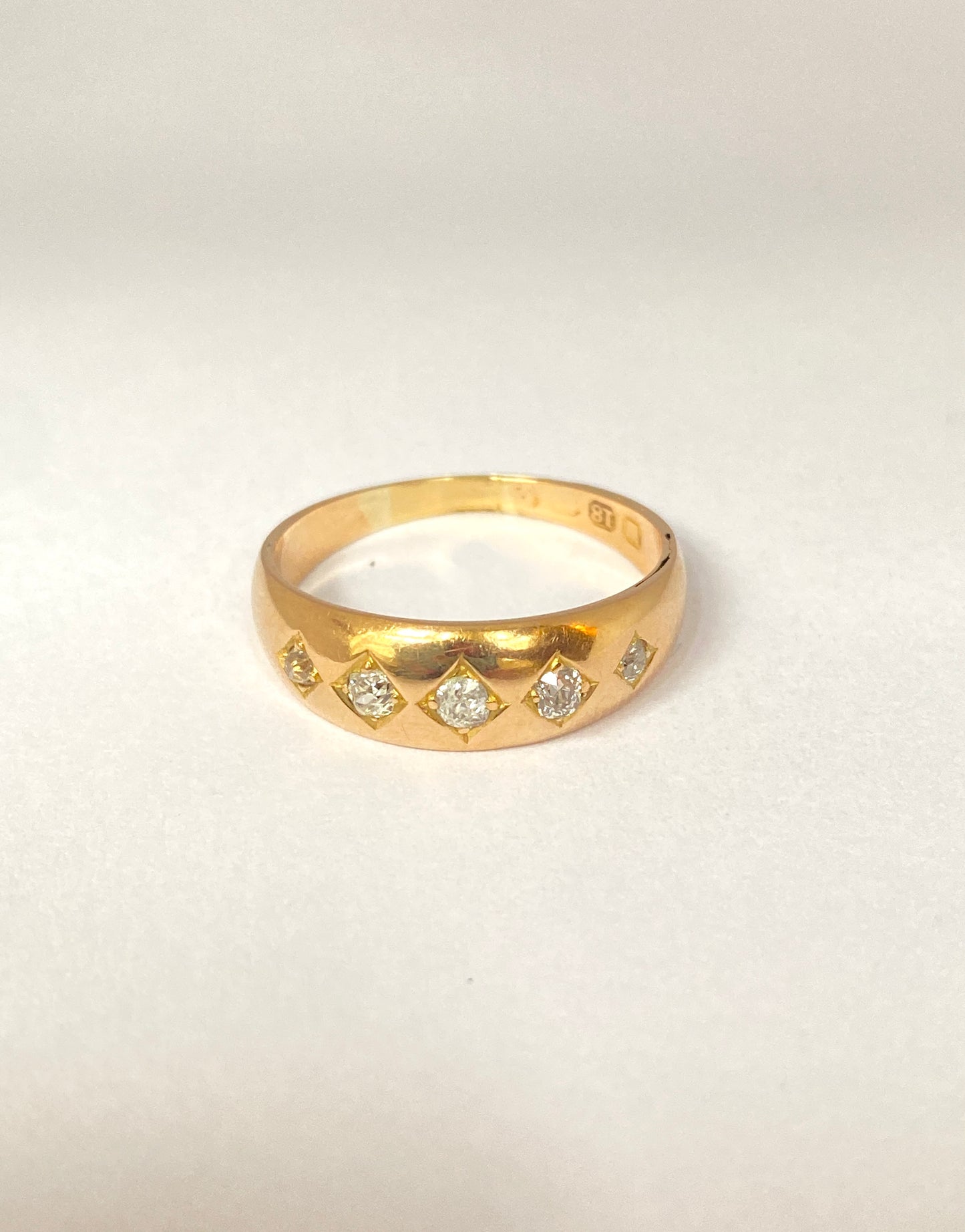 Antique, 18ct Gold, 5 stone, Old Cut Diamond Ring, Hallmarked 18ct Gold. (2.43g)