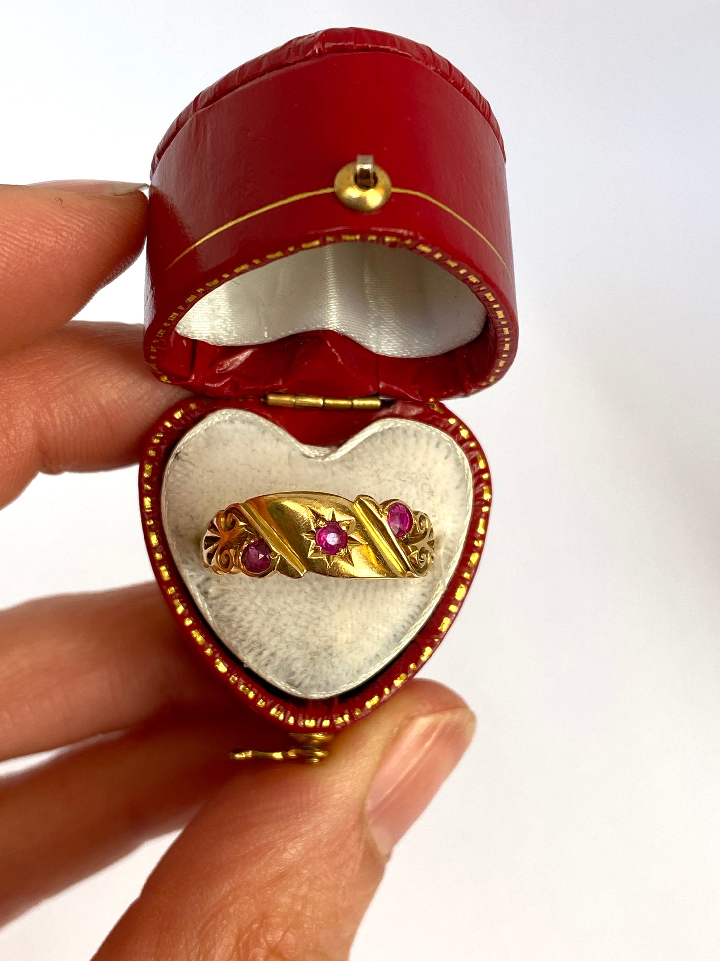 18ct Gold Antique, Edwardian, 18ct Gold Ruby Ring, Hallmarked for 1911