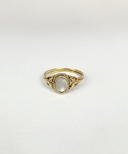 Vintage, 9ct Gold Moonstone ring with pretty bow detail