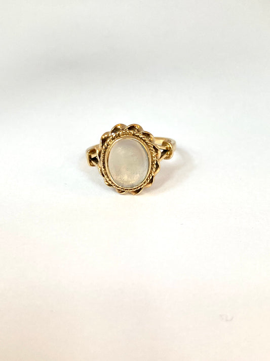 Vintage, 9ct Gold Moonstone ring, Hallmarked for 9ct Gold, London, 1979