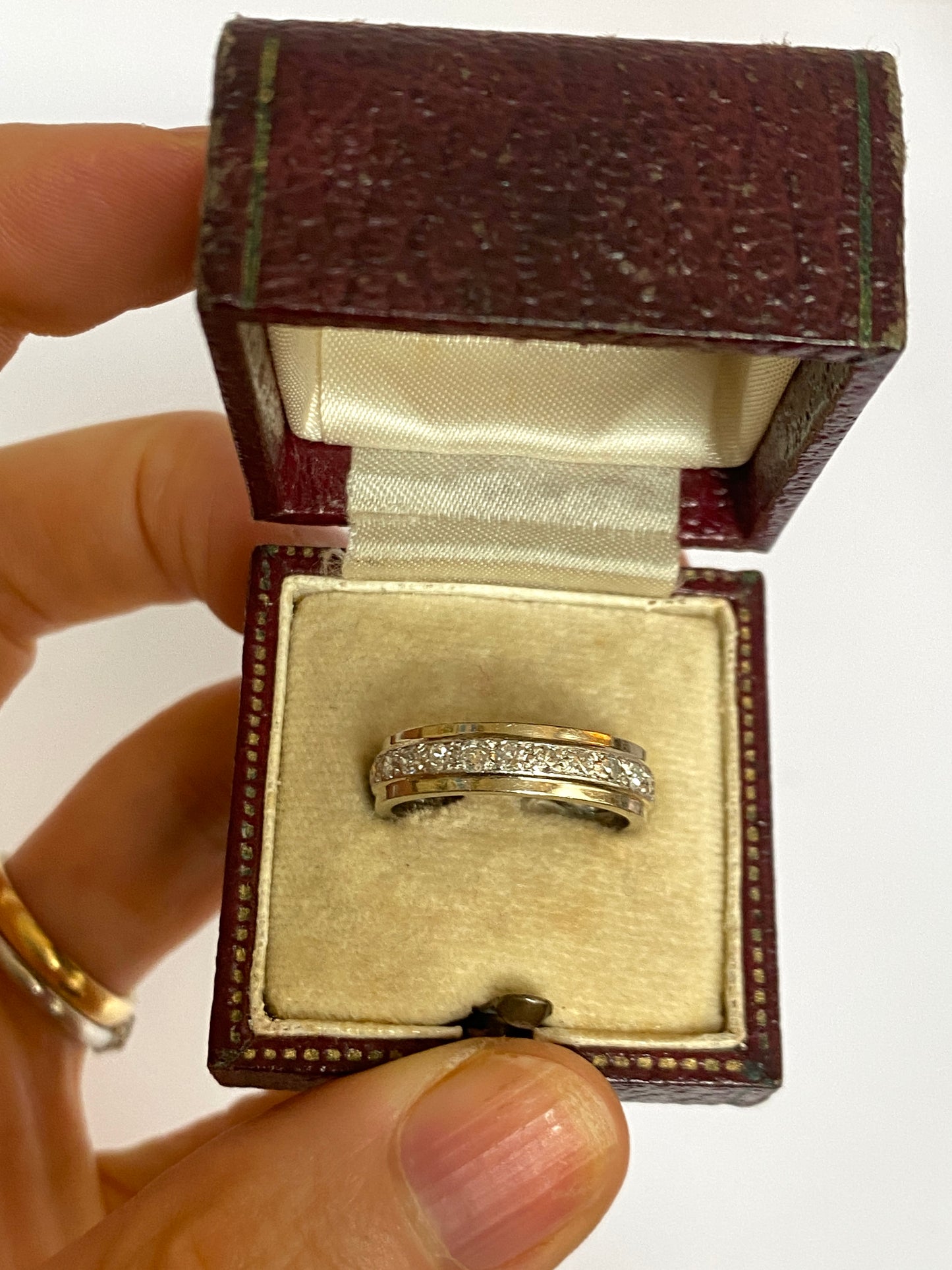 Vintage 18ct White Gold, Full Diamond Eternity Ring with 25 diamonds, totalling 3/4ct.