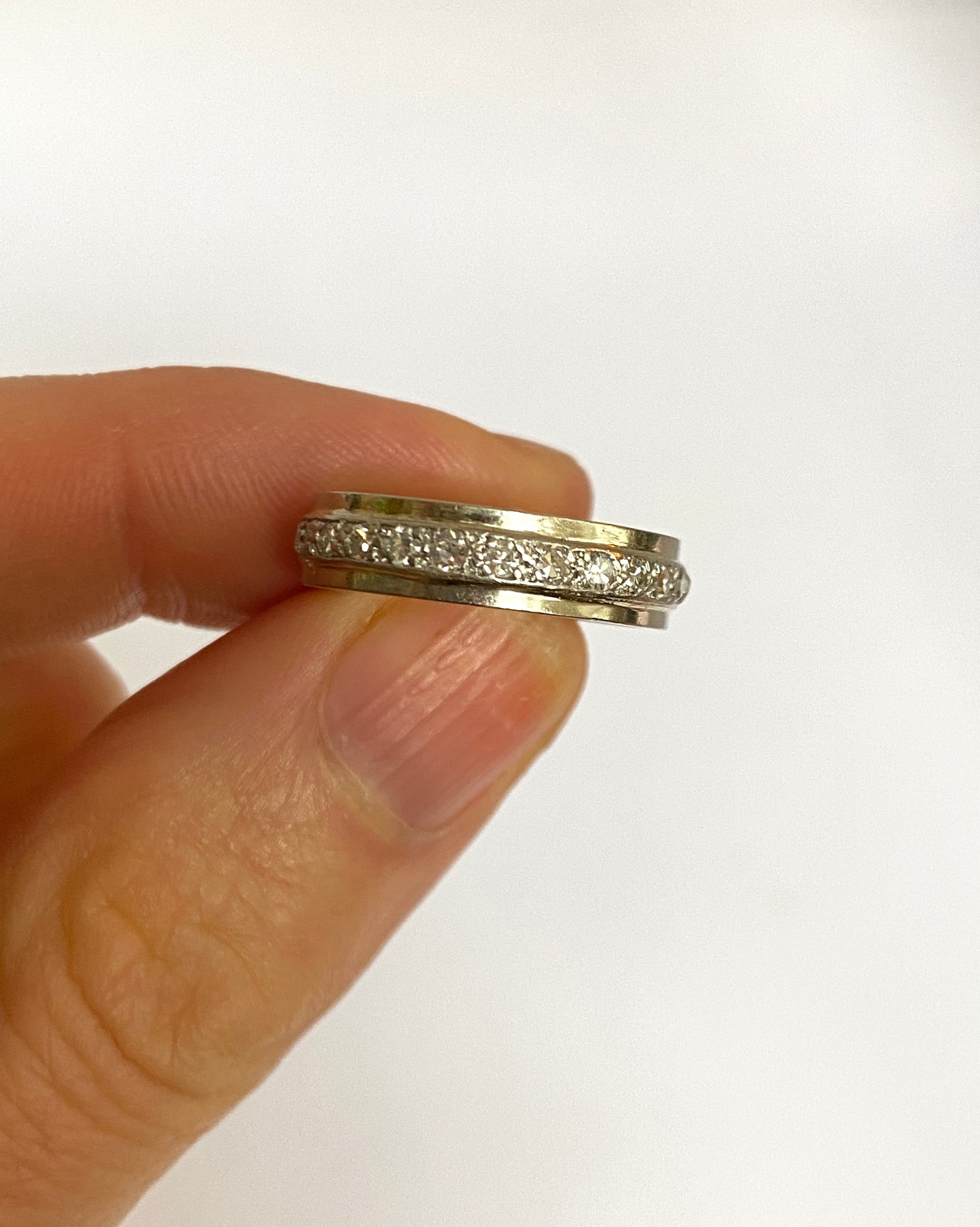 Vintage 18ct White Gold, Full Diamond Eternity Ring with 25 diamonds, totalling 3/4ct.