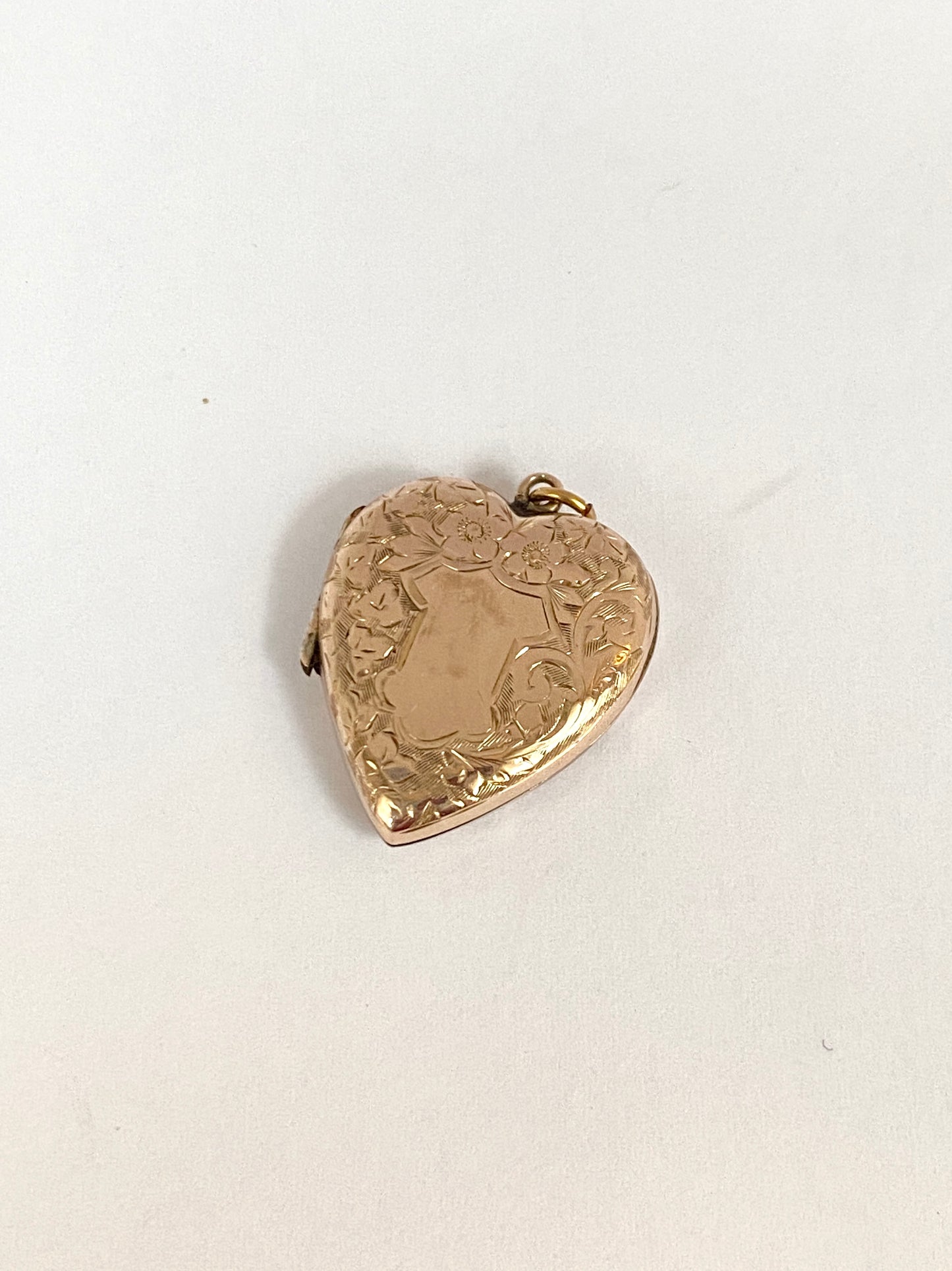 Victorian, 9ct Gold (F&B) Puffy Heart Locket with floral engravings on both sides.